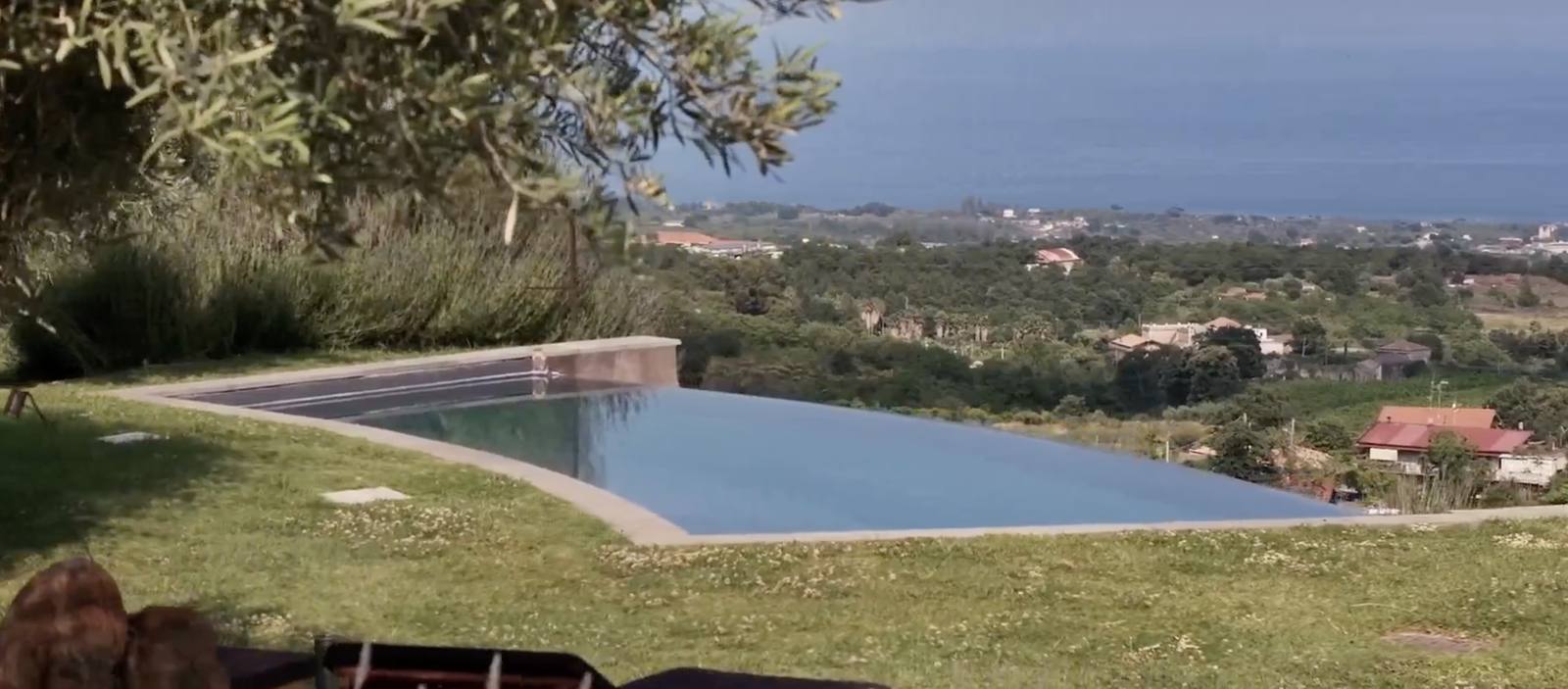 The pool with a view to the sea